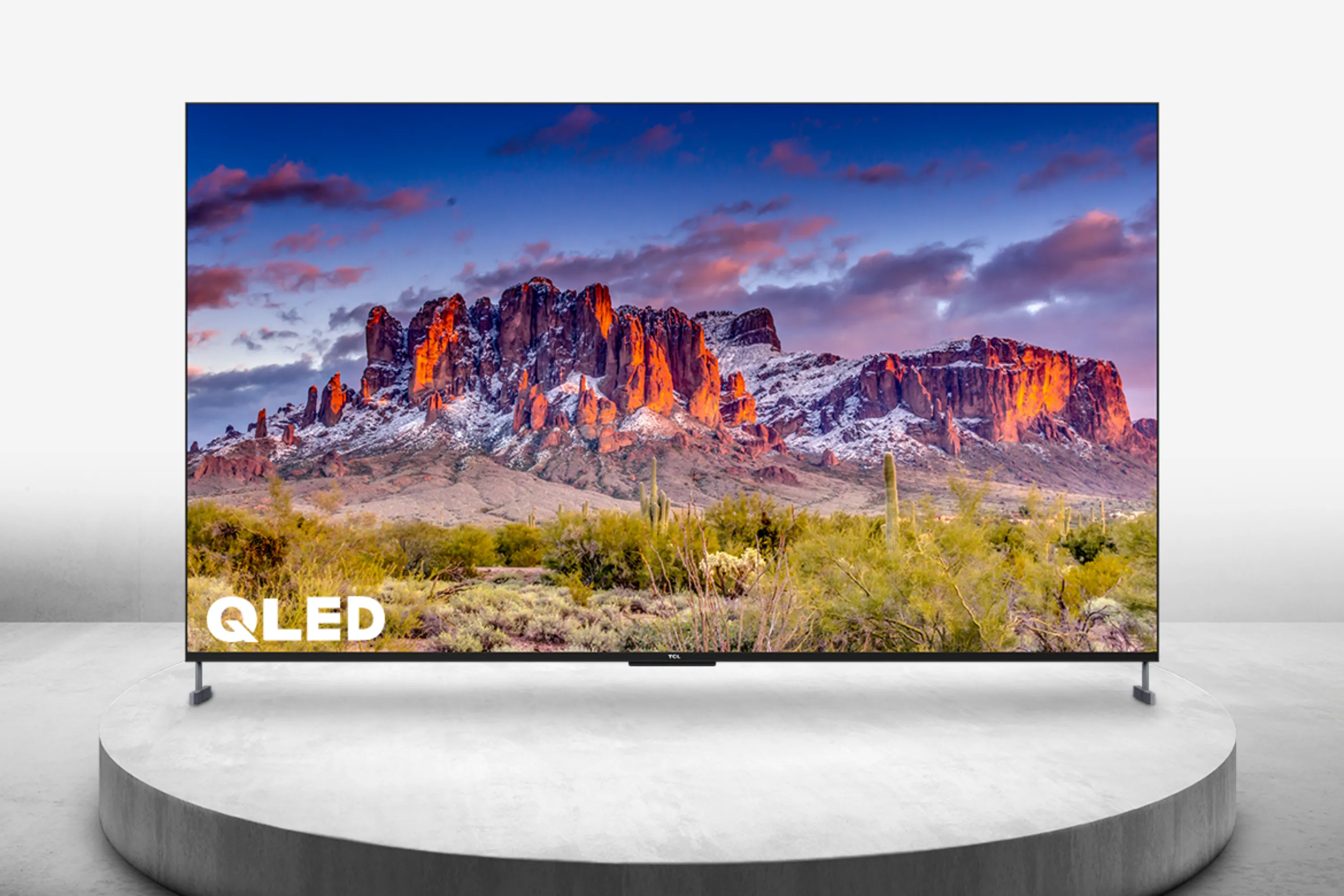 TV TCL 98 inch QLED hiển thị cảnh núi hùng vĩ, minh họa khả năng tái tạo hình ảnh sống động của các chuẩn HDR