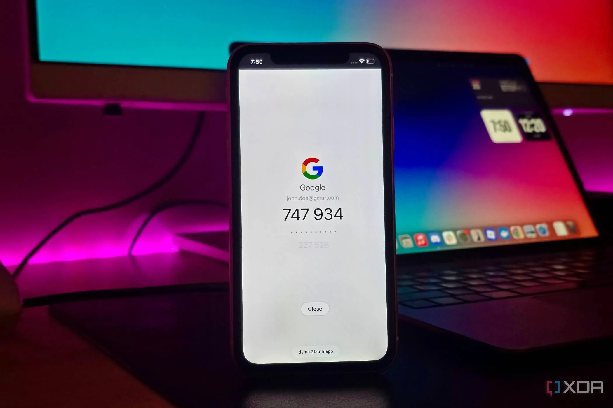 Ứng dụng 2FAuth đang chạy trên iPhone, thể hiện khả năng quản lý mã xác thực 2 yếu tố trên thiết bị di động