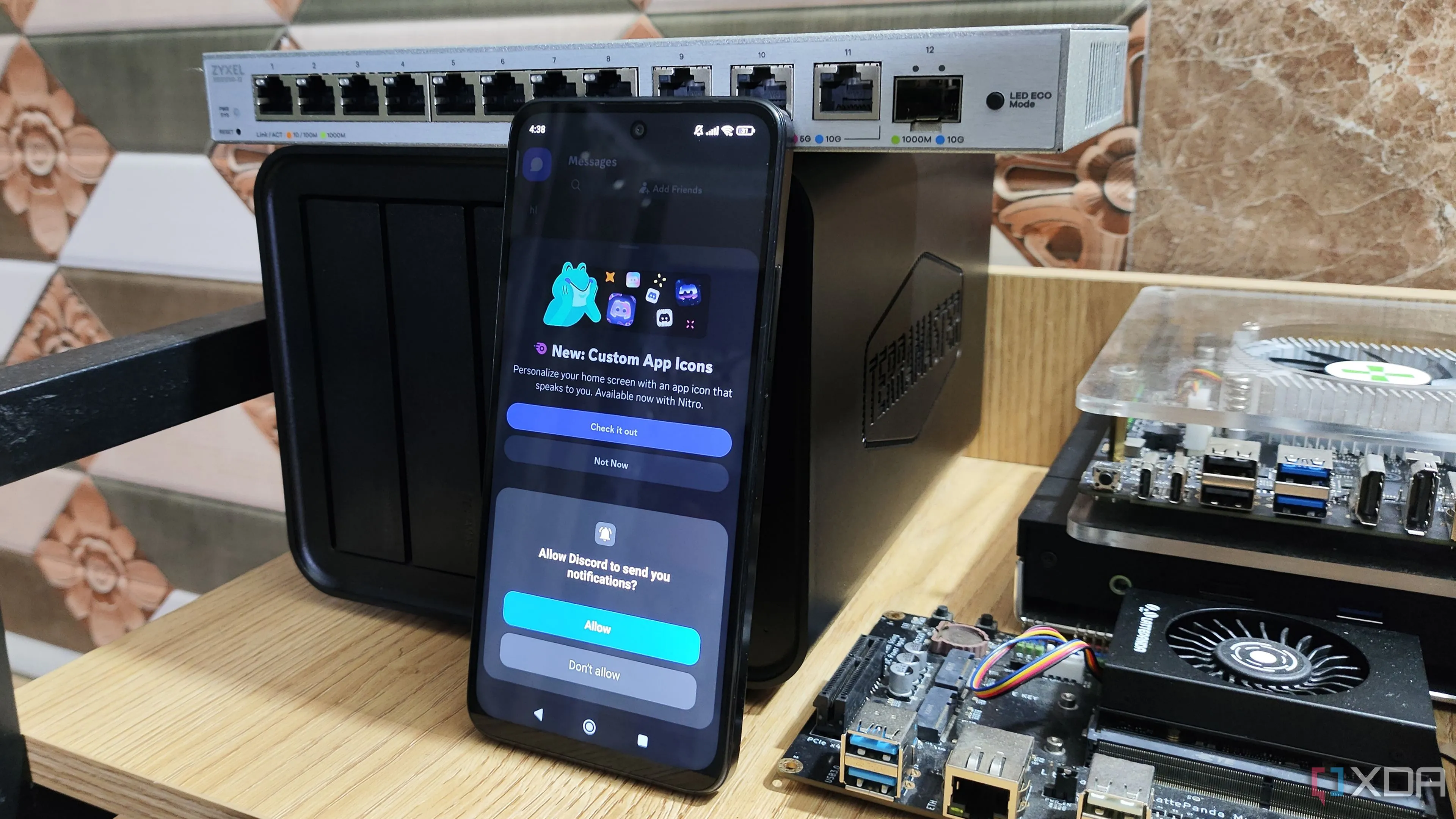 Ứng dụng Discord đang chạy trên màn hình smartphone, minh họa khả năng kết nối cộng đồng game thủ và người dùng công nghệ