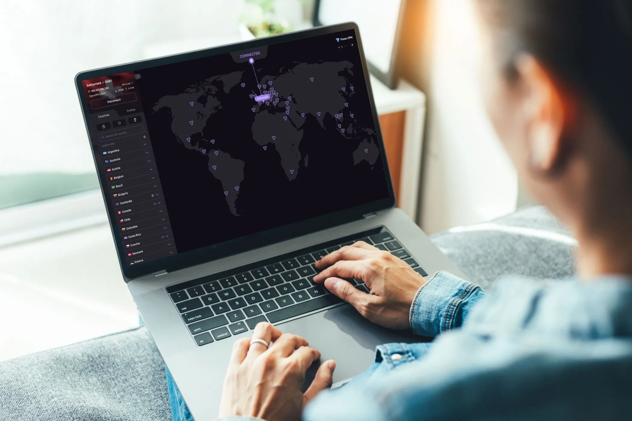 Ứng dụng ProtonVPN trên máy tính xách tay chạy hệ điều hành Windows