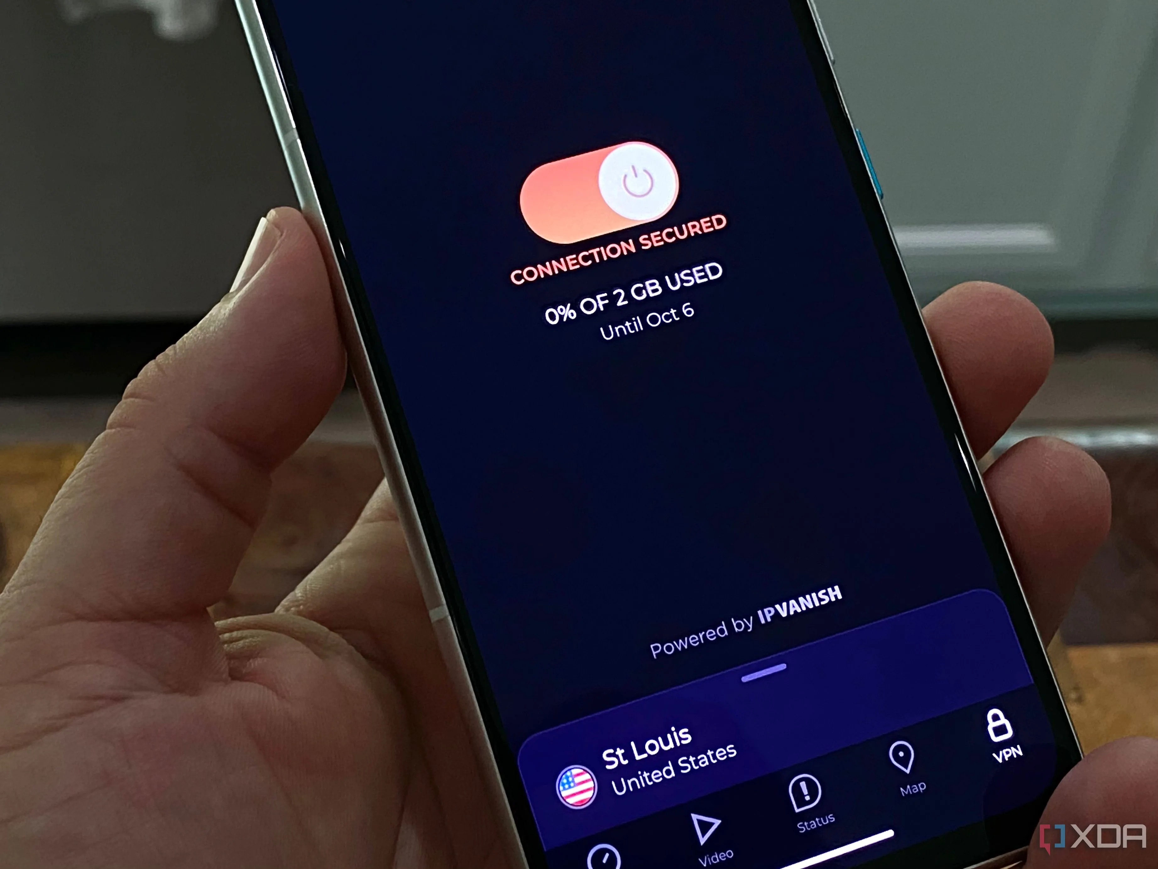 Ứng dụng Speedtest trên smartphone minh họa tốc độ chậm và dữ liệu giới hạn của VPN miễn phí, cảnh báo rủi ro bảo mật