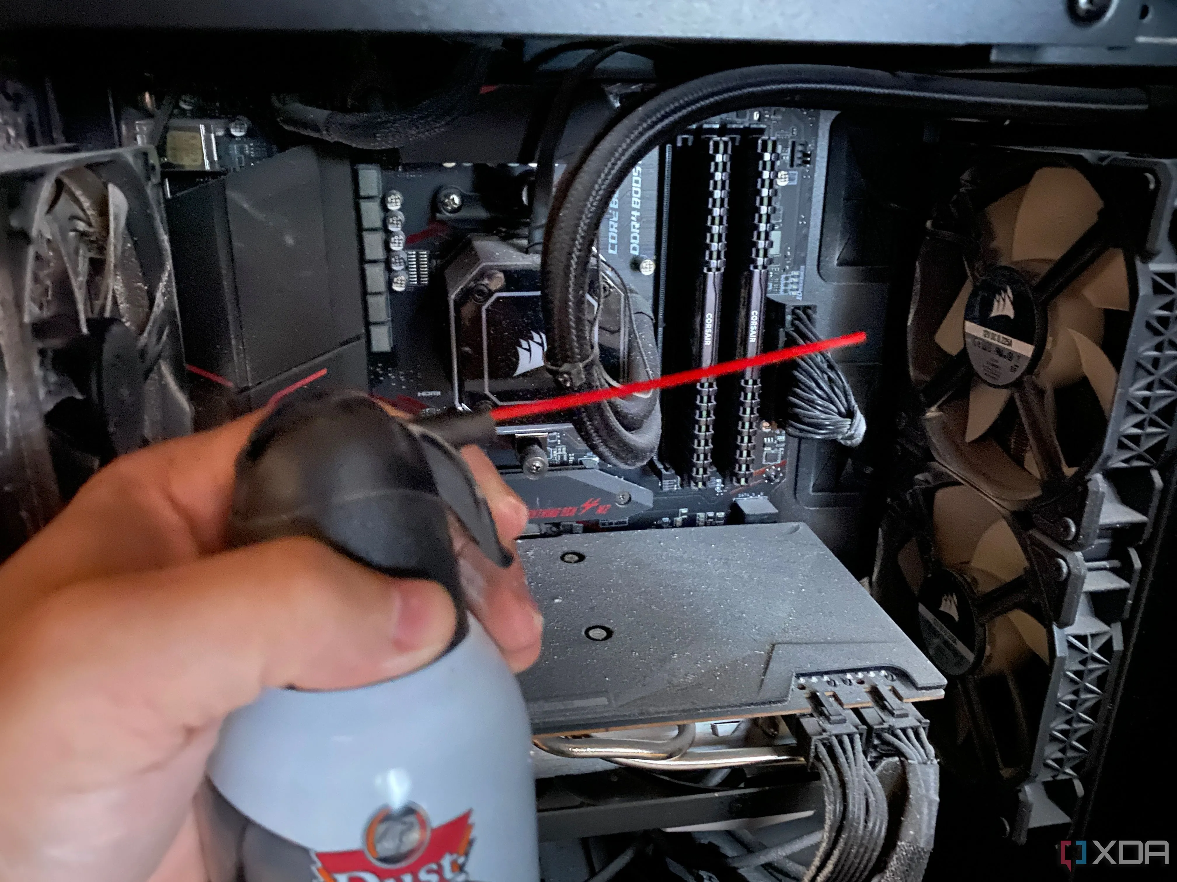 Vệ sinh vỏ PC bị bụi bằng bình khí nén
