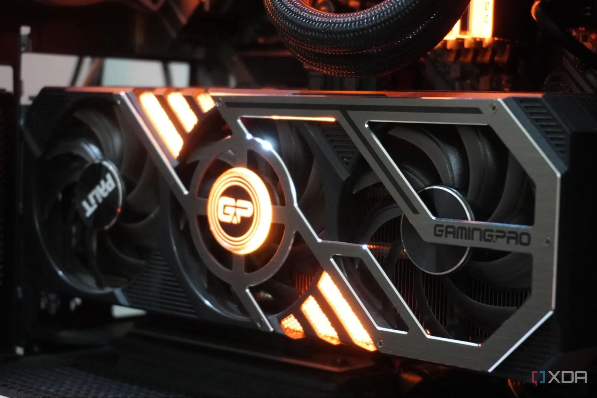 Vị trí lắp đặt GPU dọc trong case PC, minh họa phần cứng máy tính cần thiết để chạy game AAA