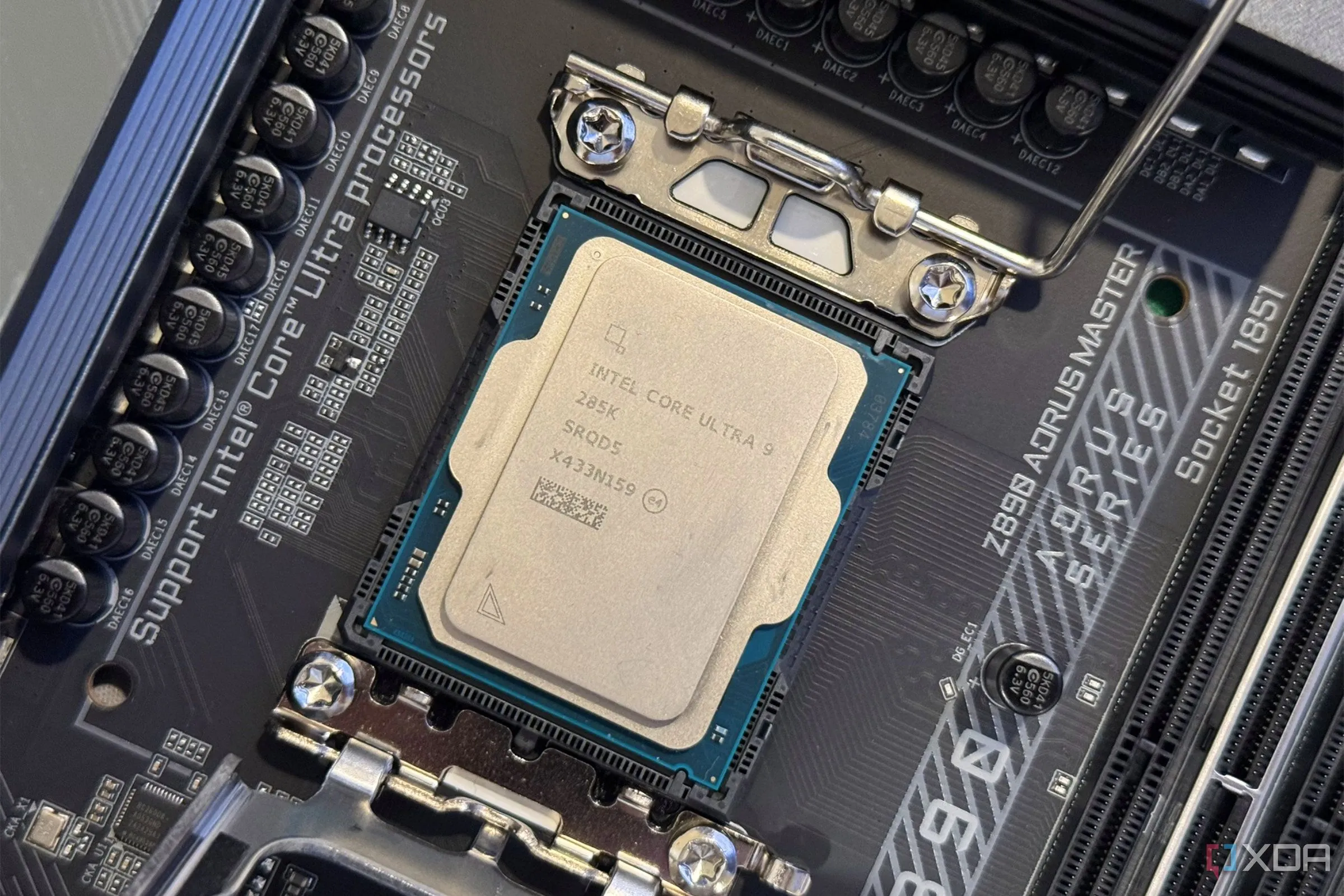Vi xử lý Intel Core Ultra 9 trong socket với chốt giữ mở, minh họa việc lắp đặt và tháo rời CPU