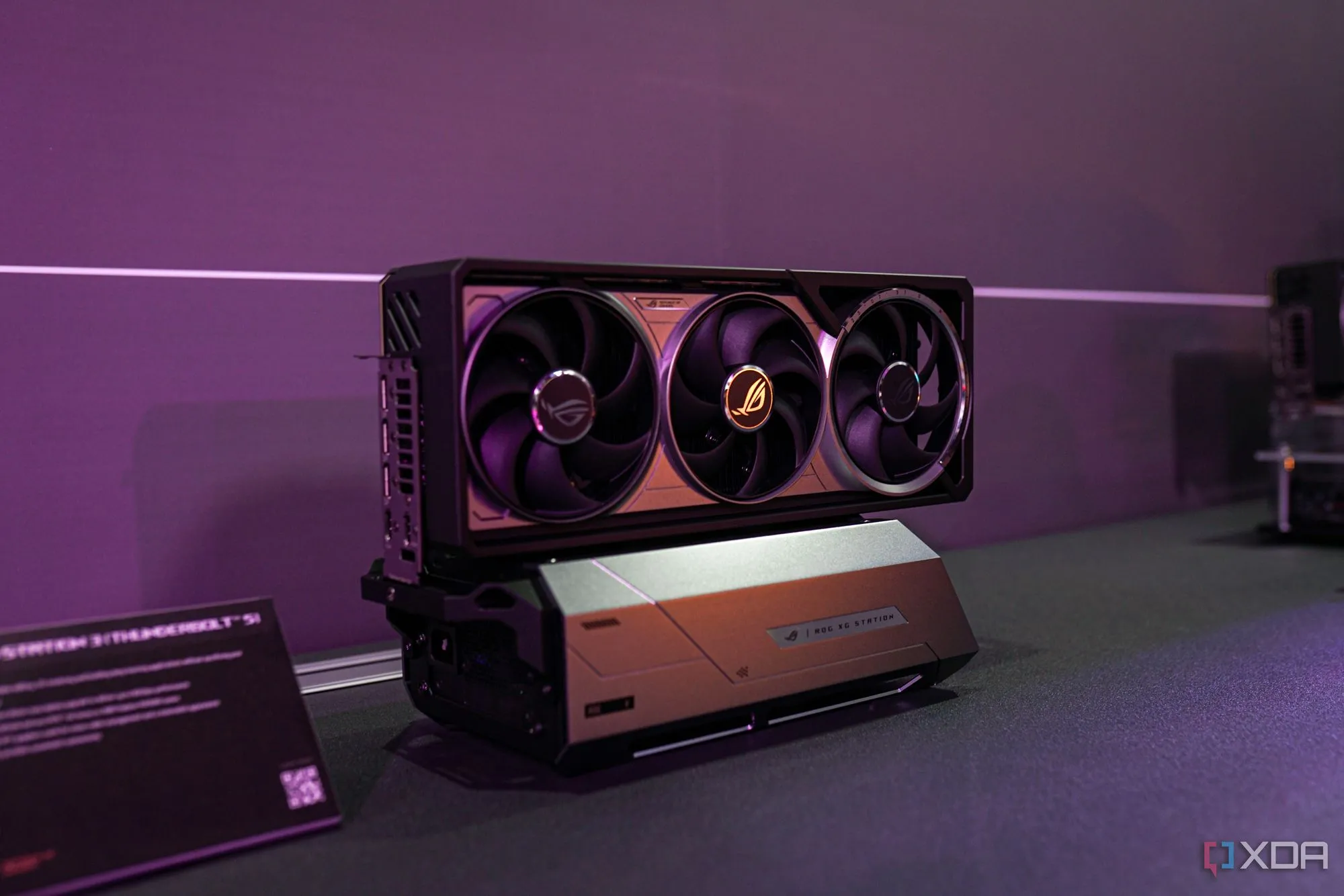 Vỏ eGPU Asus XG Station 3, minh họa một trong hai loại card đồ họa gắn ngoài phổ biến