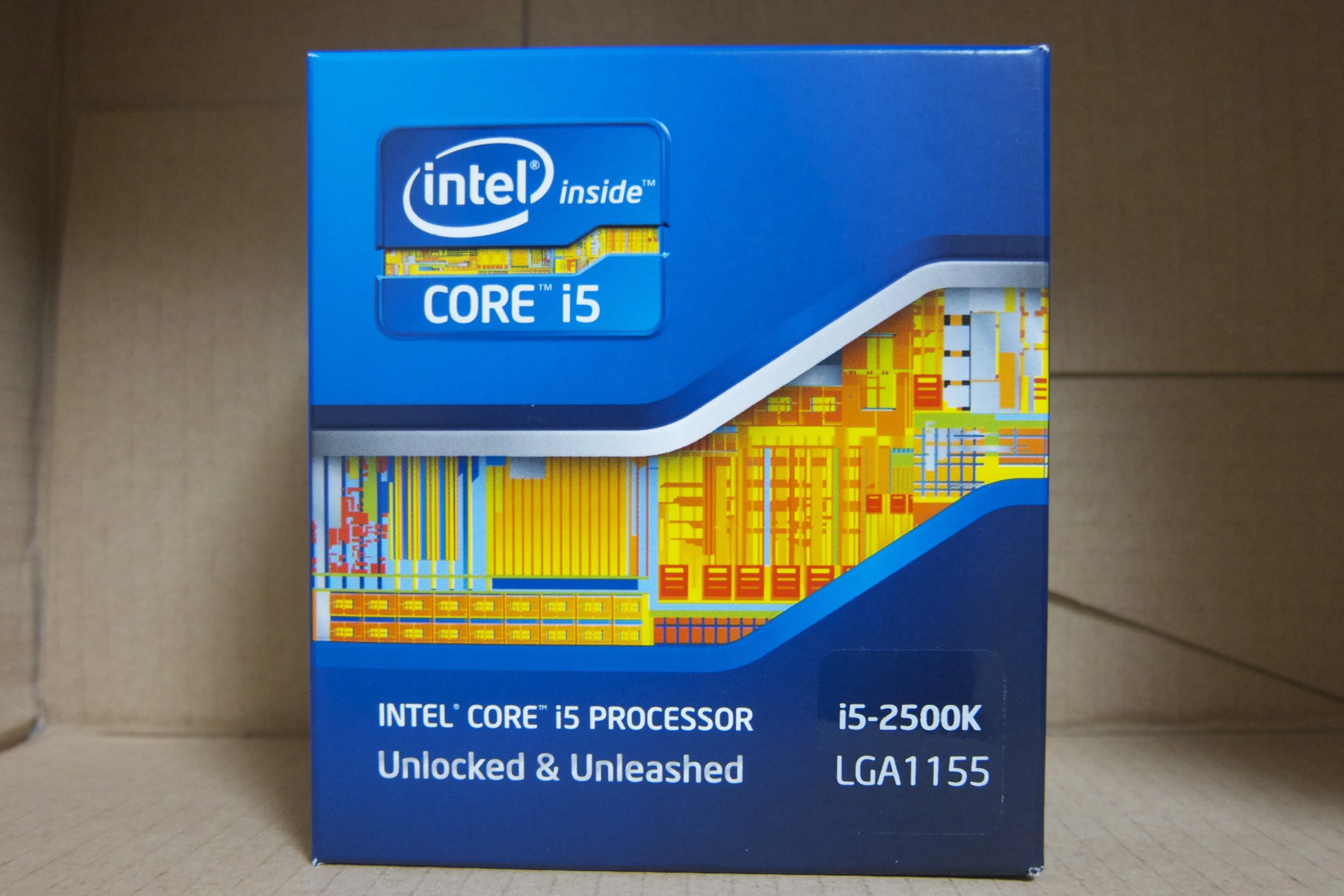 Vỏ hộp bán lẻ của bộ vi xử lý Intel Core i5-2500K, một CPU 4 nhân thế hệ cũ.