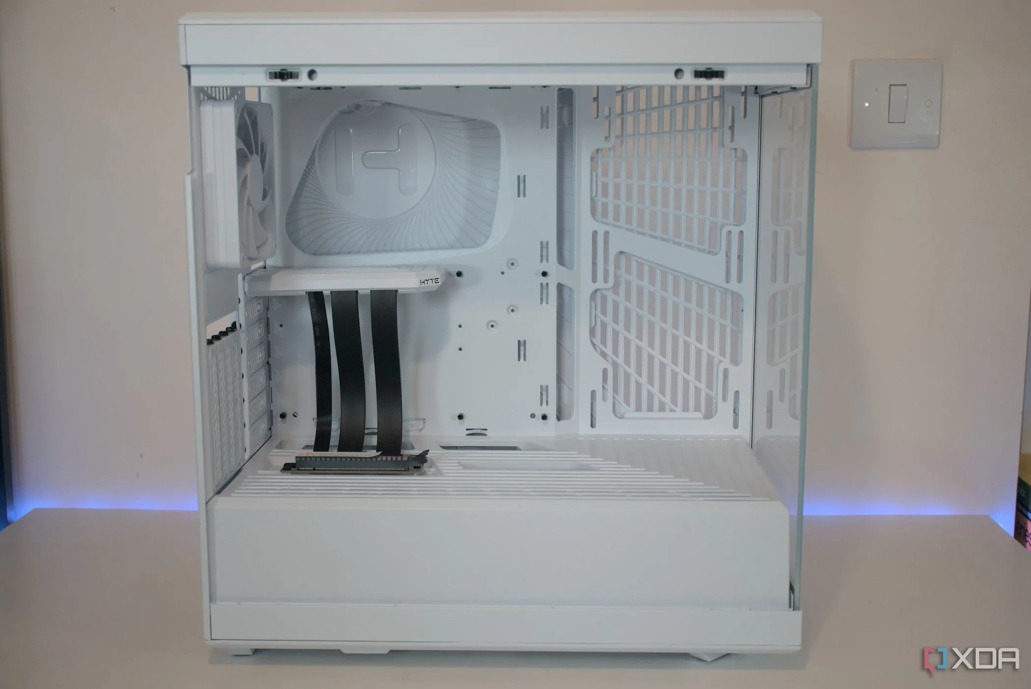 Vỏ máy Hyte Y40 Snow White Edition với mặt kính bên cạnh