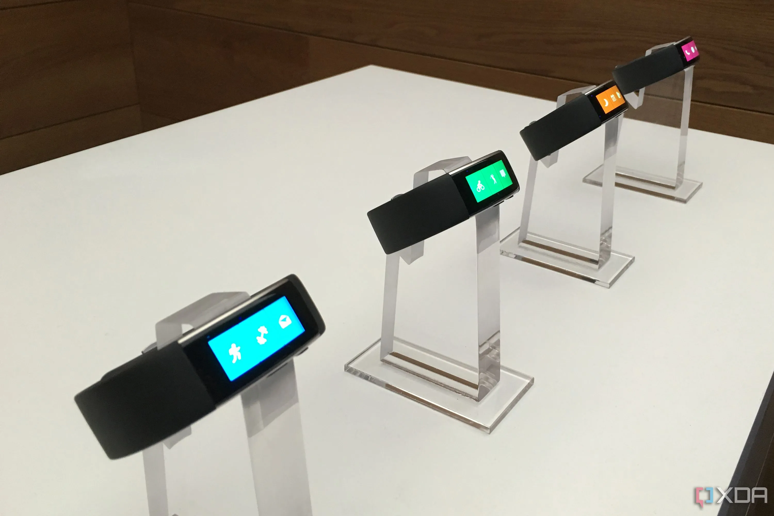 Vòng đeo tay thông minh Microsoft Band 2, đại diện cho hệ sinh thái phần cứng đa dạng của Microsoft trong kỷ nguyên &quot;Windows là dịch vụ&quot;.