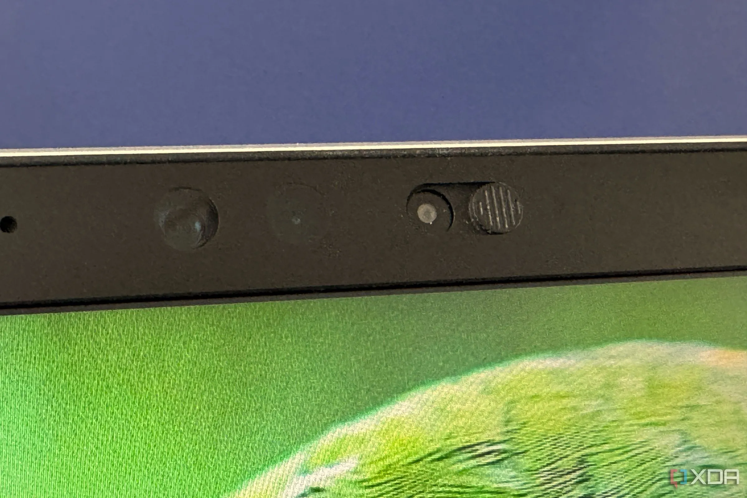 Webcam Razer Blade 14 2024 với màn che riêng tư và camera hồng ngoại hỗ trợ Windows Hello