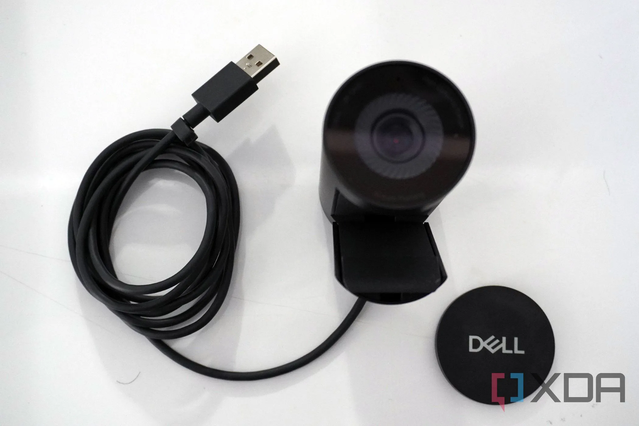 Webcam rời Dell Pro đặt trên bàn làm việc
