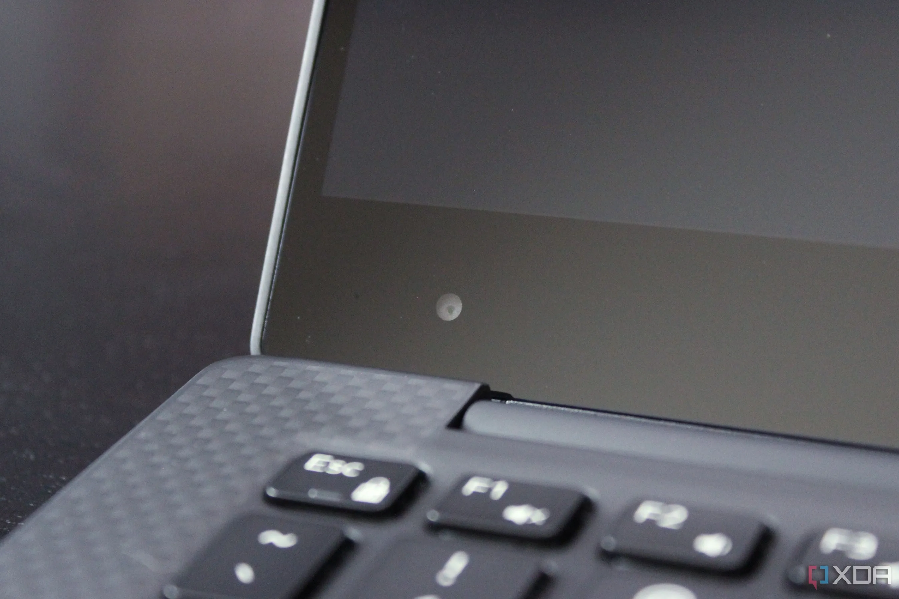 Webcam trên laptop Dell XPS 13 tượng trưng cho các công cụ giám sát cấp độ thiết bị