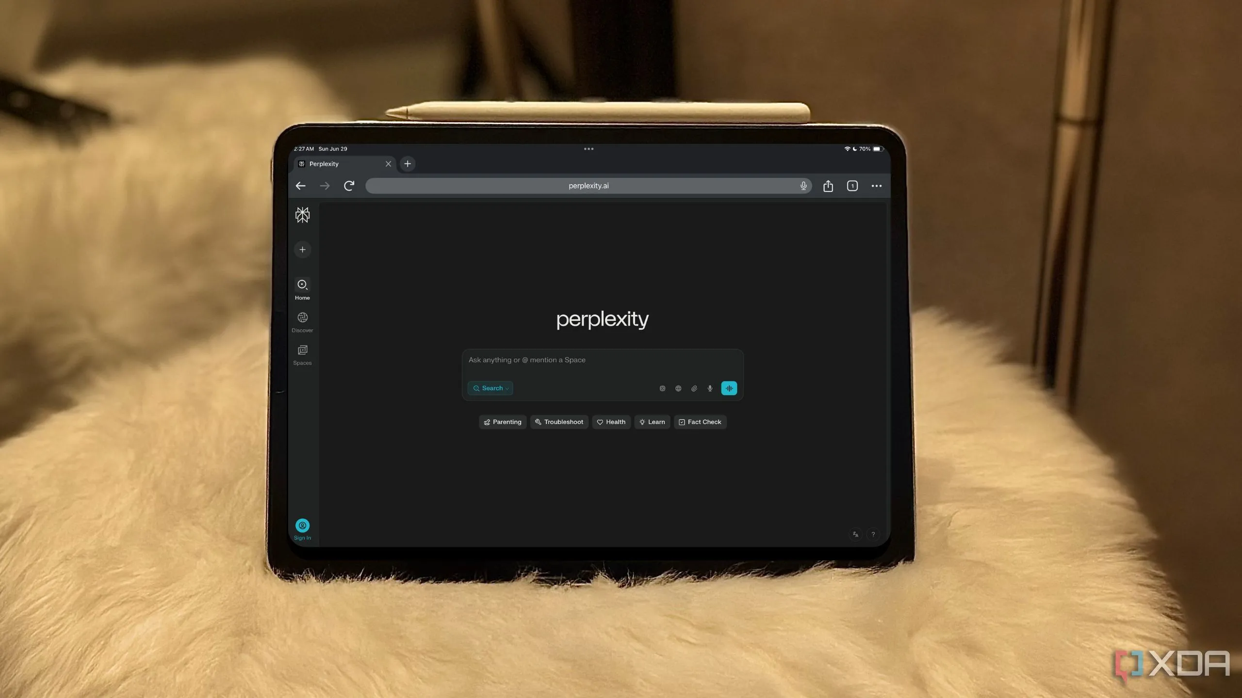 Website Perplexity hiển thị trên iPad, cho thấy giao diện và khả năng truy cập đa nền tảng của nền tảng AI này.