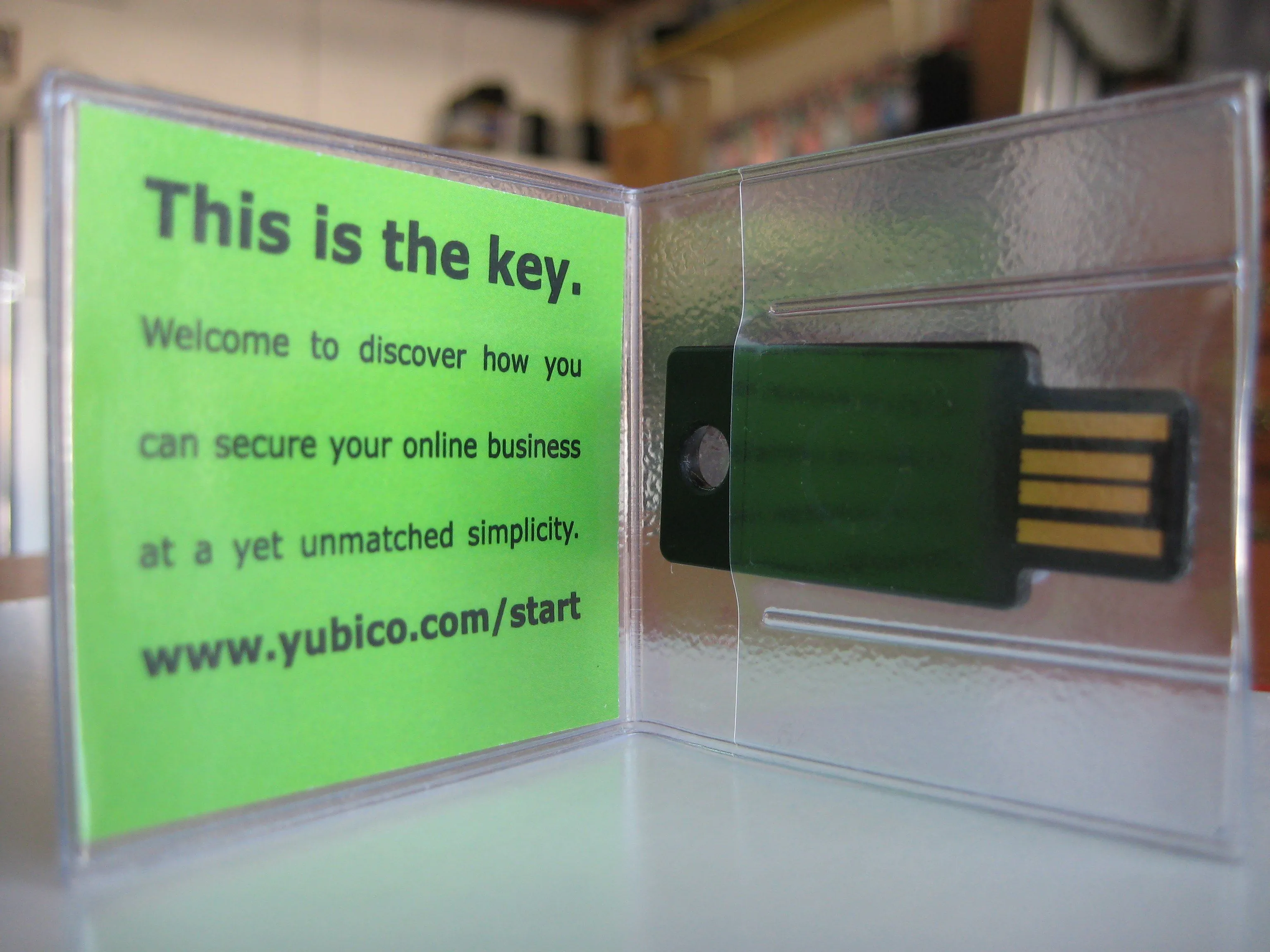 YubiKey màu đen, biểu tượng của khóa bảo mật vật lý cao cấp